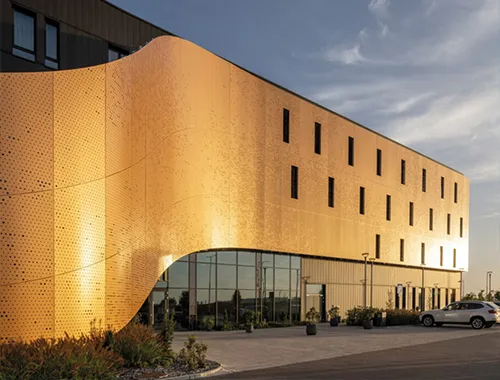 photo montrant un technicien faisant une soudure sur du plastique