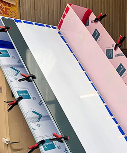 photo montrant un technicien faisant une soudure sur du plastique