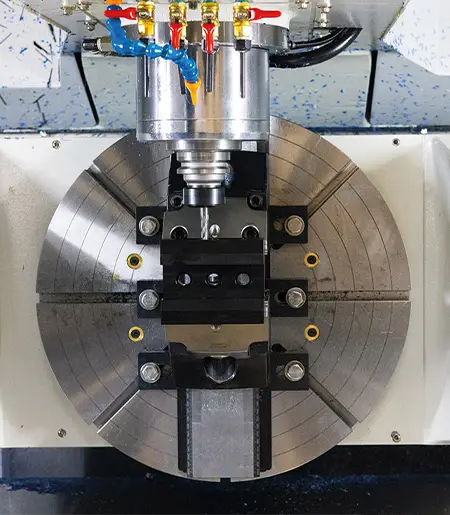 photo d'une machine à commande numérique usinant du plastique